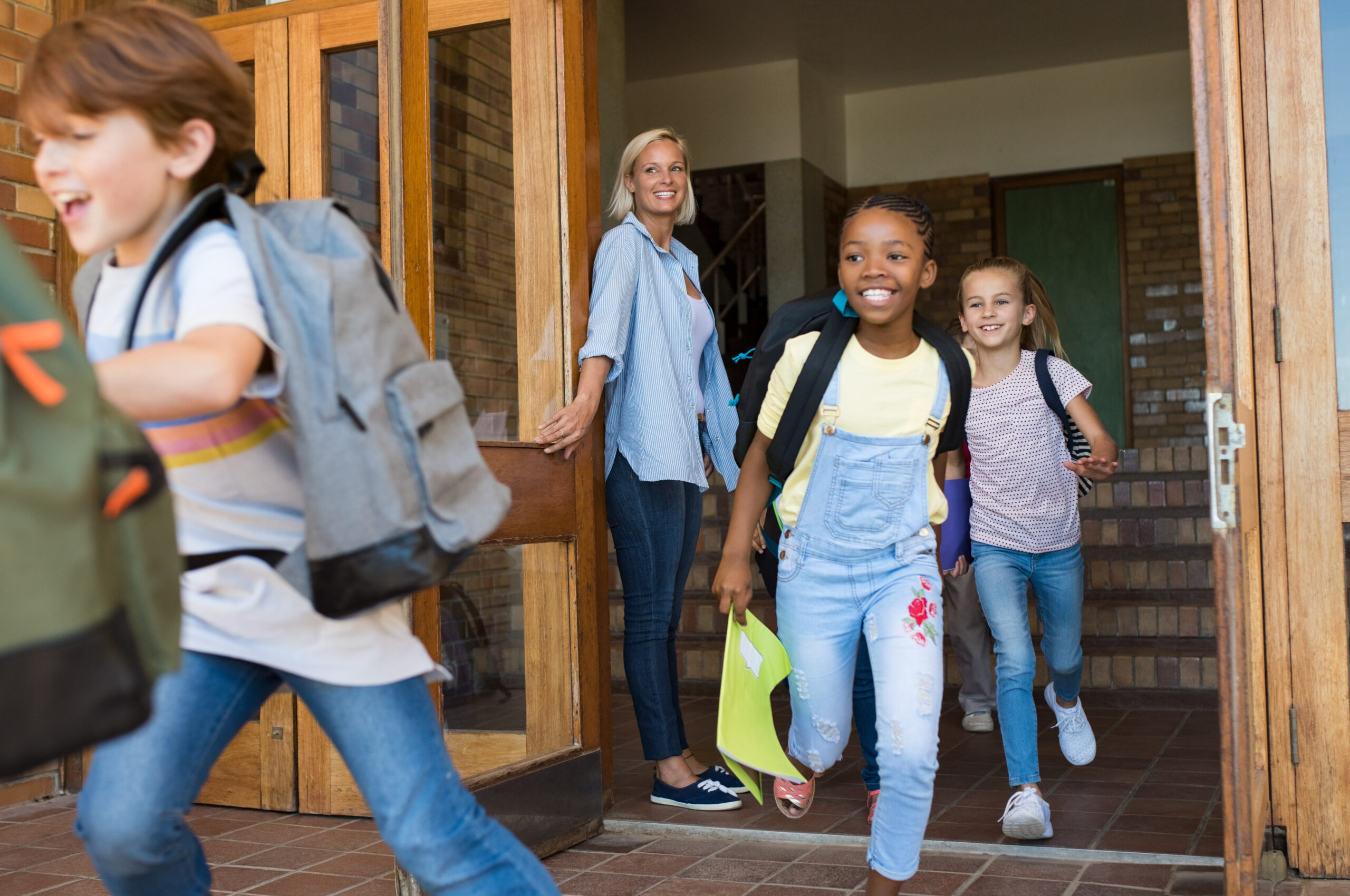 GroupOfElementarySchoolChildrenRunningOutsideAtTheEnd - Oefenen.nl